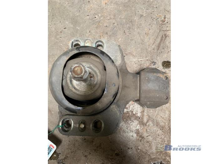 Used Engine mount Opel Movano Combi 2.5 DTI Price € 20,00 Margin scheme offered by Autobedrijf Brooks