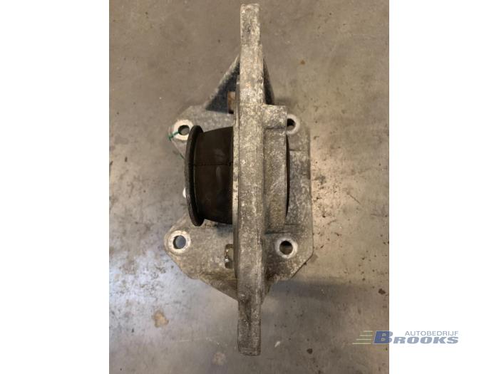 Gearbox mount from a Opel Movano Combi 2.5 DTI 2006