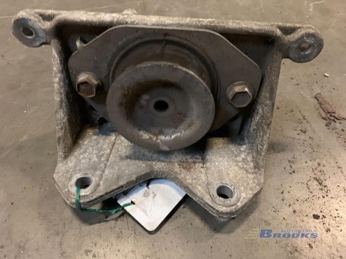 Gearbox mount from a Opel Movano Combi 2.5 DTI 2006