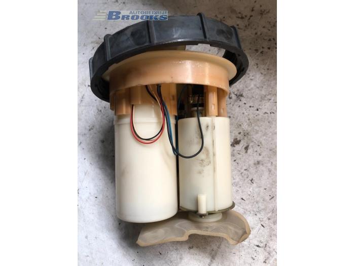 Electric fuel pump from a Renault Clio (B/C57/357/557/577) 1.4 Kat. 1996