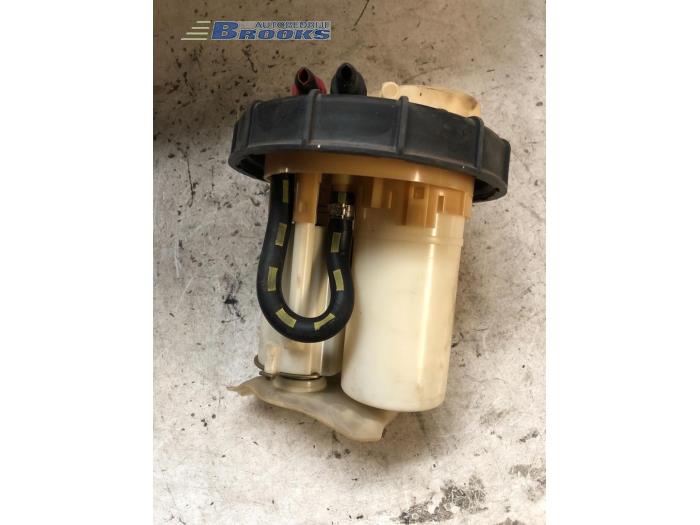 Electric fuel pump from a Renault Clio (B/C57/357/557/577) 1.4 Kat. 1996