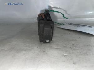 Usados Interruptor de calefactor luneta Opel Movano Combi 2.5 DTI Precio € 5,00 Norma de margen ofrecido por Autobedrijf Brooks