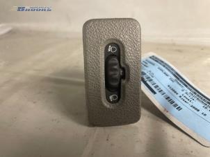 Usados Interruptor faro lhv Opel Movano Combi 2.5 DTI Precio € 5,00 Norma de margen ofrecido por Autobedrijf Brooks