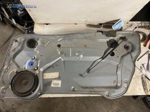 Używane Mechanizm szyby prawej przedniej wersja 2-drzwiowa Seat Ibiza III (6L1) 1.4 16V 75 Cena € 20,00 Procedura marży oferowane przez Autobedrijf Brooks