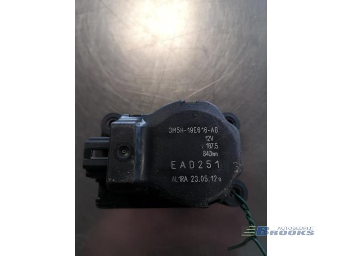 Heater valve motor from a Ford Mondeo IV Wagon 1.6 EcoBoost 16V 2012