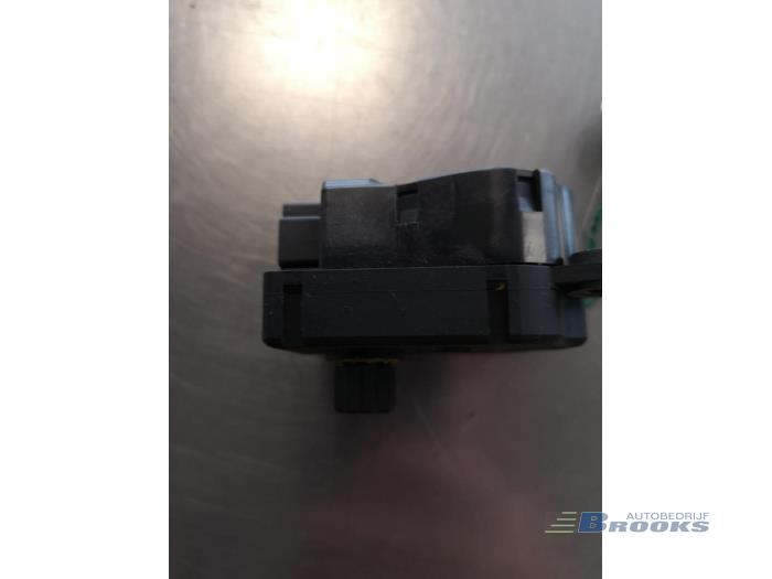 Heater valve motor from a Ford Mondeo IV Wagon 1.6 EcoBoost 16V 2012