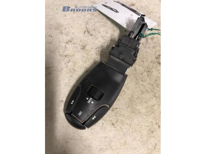 Steering wheel mounted radio control from a Peugeot Partner 1.9D 2005
