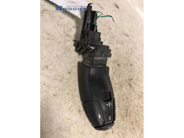 Steering wheel mounted radio control from a Peugeot Partner 1.9D 2005