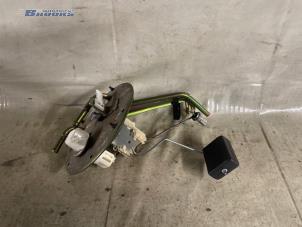 Usagé Pompe d'injection Mazda 323 F (BA14) 1.5i GLX,GT 16V Prix € 10,00 Règlement à la marge proposé par Autobedrijf Brooks