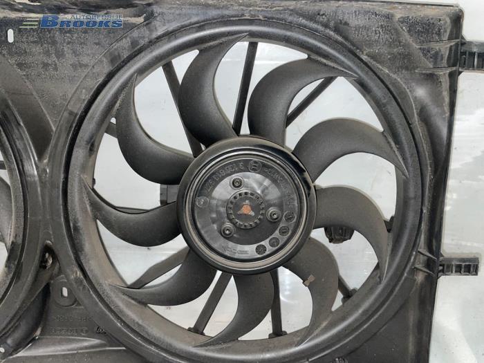 Fan motor from a Renault Laguna III Estate (KT) 2.0 dCi 16V 150 2010