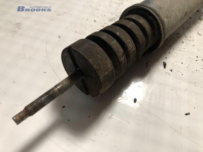 Rear shock absorber, left from a Dacia Logan Pick-up (US) 1.5 dCi 2010