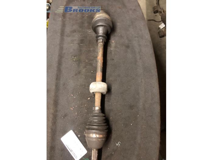 Gebrauchte Antriebswelle rechts vorne Renault Clio (B/C57/357/557/577) 1.4 RN,RT,S,Autom.Kat. Preis € 20,00 Margenregelung angeboten von Autobedrijf Brooks