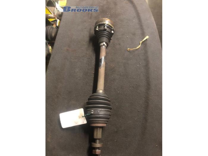 Front drive shaft, left from a Volkswagen Touran (1T1/T2) 1.9 TDI 105 2006