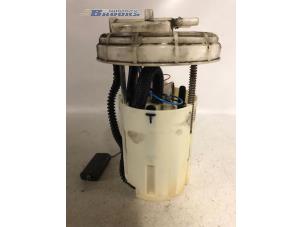 Usados Bomba eléctrica de combustible Fiat Stilo (192A/B) 1.9 JTD 115 Precio € 20,00 Norma de margen ofrecido por Autobedrijf Brooks