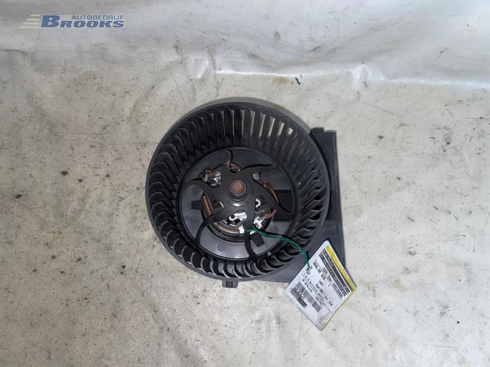 Heating and ventilation fan motor from a Volkswagen Golf IV (1J1) 1.4 16V 2002