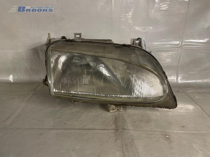 Używane Reflektor prawy Ford Galaxy (WGR) 2.3i 16V SEFI Cena € 10,00 Procedura marży oferowane przez Autobedrijf Brooks