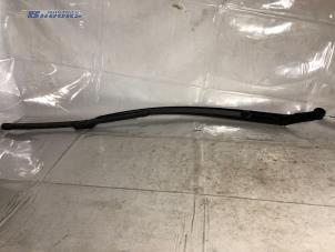 Used Front wiper arm Toyota Avensis (T27) 2.2 16V D-4D-F 180 Price on request offered by Autobedrijf Brooks