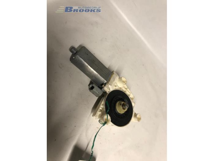 Usados Motor de ventanilla de puerta Peugeot 307 (3A/C/D) 2.0 HDi 90 Precio € 24,00 Norma de margen ofrecido por Autobedrijf Brooks
