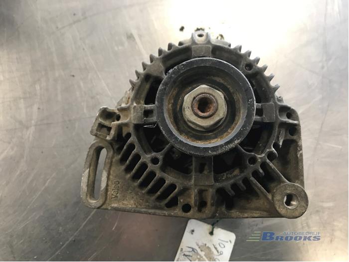 Dynamo from a Renault Clio (B/C57/357/557/577) 1.2 Eco Kat. 1997