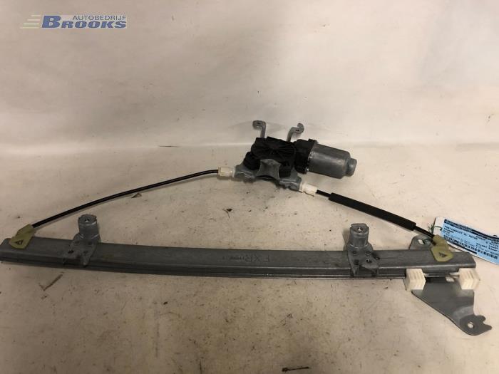 Usados Motor de ventanilla de puerta Nissan Note (E11) 1.6 16V Precio € 25,00 Norma de margen ofrecido por Autobedrijf Brooks