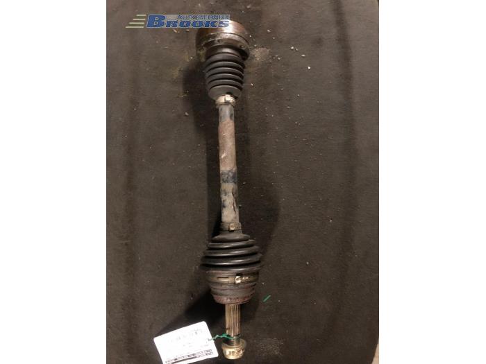 Gebrauchte Antriebswelle links vorne Volkswagen Polo III (6N1) 1.4i 60 Preis € 20,00 Margenregelung angeboten von Autobedrijf Brooks