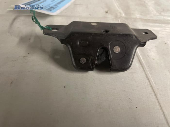 Tailgate lock mechanism from a Peugeot 206 (2A/C/H/J/S) 1.1 XN,XR 2004