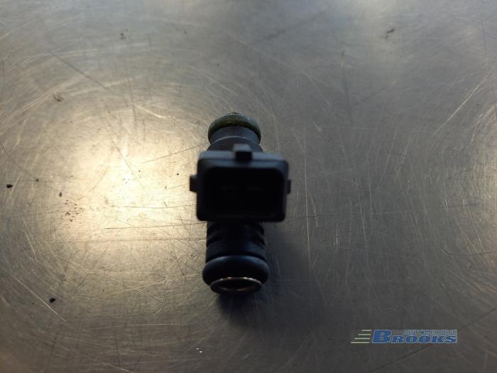 Injector (petrol injection) from a Renault Clio III (BR/CR) 1.2 16V TCe 100 2007