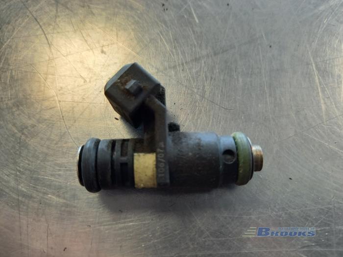 Injector (petrol injection) from a Renault Clio III (BR/CR) 1.2 16V TCe 100 2007