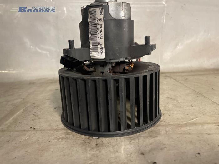 Heating and ventilation fan motor from a Opel Corsa C (F08/68) 1.2 16V Twin Port 2005