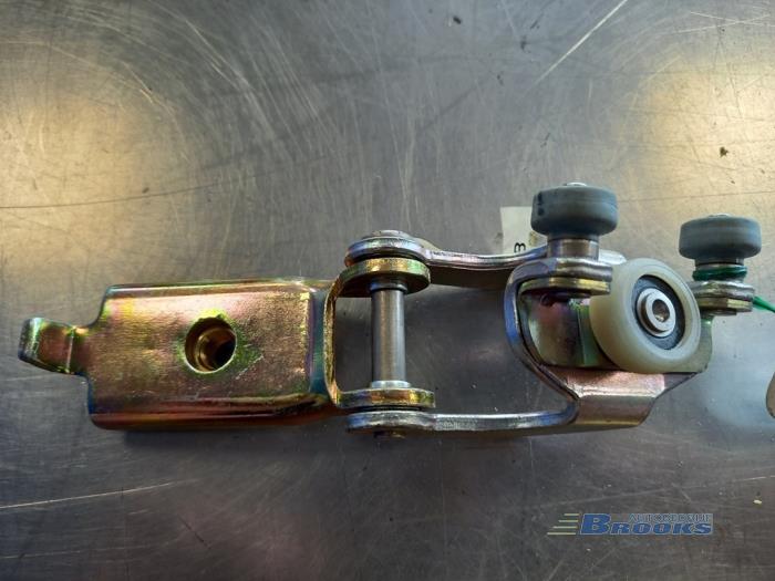 Sliding door roller, right from a Volkswagen LT 1998