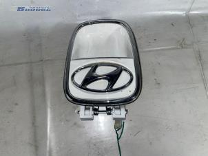 Usados Manija del portón trasero Hyundai i10 (F5) 1.1i 12V Precio € 10,00 Norma de margen ofrecido por Autobedrijf Brooks