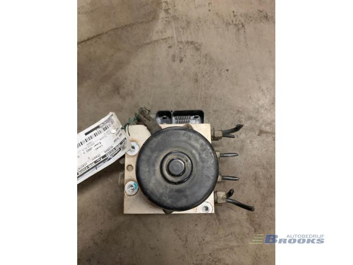 Używane Pompa ABS Chrysler Voyager/Grand Voyager (RG/RS) 2.5 CRD 16V Cena € 40,00 Procedura marży oferowane przez Autobedrijf Brooks