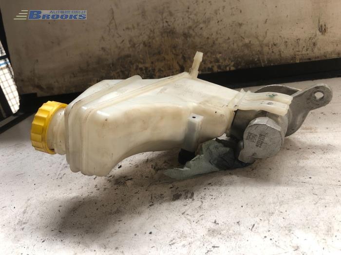 Master cylinder from a Fiat Punto 2011