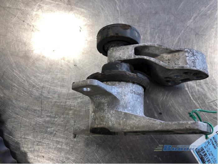 Usagé Support moteur Mitsubishi Colt (Z2/Z3) 1.3 16V Prix € 30,00 Règlement à la marge proposé par Autobedrijf Brooks