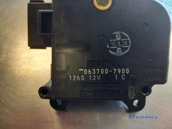 Heater valve motor from a Toyota Yaris (P1) 1.0 16V VVT-i 2001