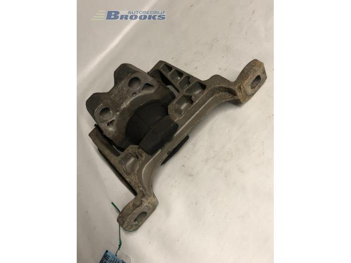 Engine mount from a Ford Focus 2 1.6 TDCi 16V 110 2008