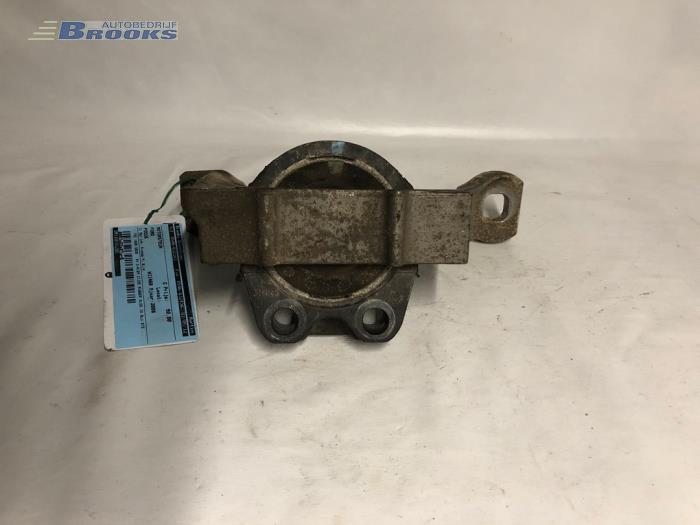 Engine mount from a Ford Focus 2 1.6 TDCi 16V 110 2008