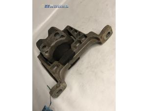Engine mount from a Ford Focus 2 1.6 TDCi 16V 110 2008