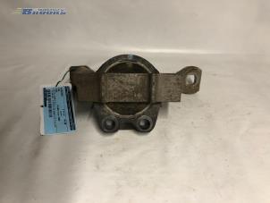 Engine mount from a Ford Focus 2 1.6 TDCi 16V 110 2008