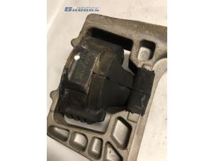 Engine mount from a Ford Focus 2 1.6 TDCi 16V 110 2008