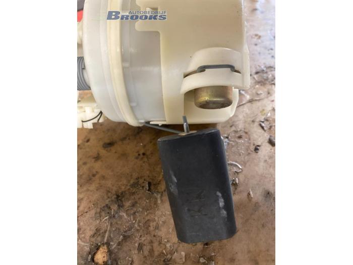 Electric fuel pump from a Renault Clio II (BB/CB) 1.6 16V 2001