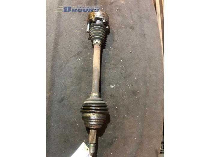 Gebrauchte Antriebswelle links vorne Volkswagen Polo III (6N1) 1.4i 60 Preis € 20,00 Margenregelung angeboten von Autobedrijf Brooks