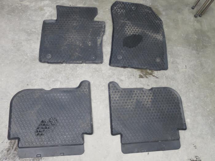 Set of mats from a Volkswagen Touran (1T1/T2) 1.4 16V TSI 140 2008
