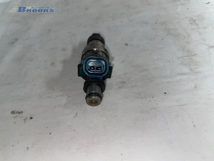 Injector (petrol injection) from a Suzuki Baleno (GC/GD) 1.6 16V 1995