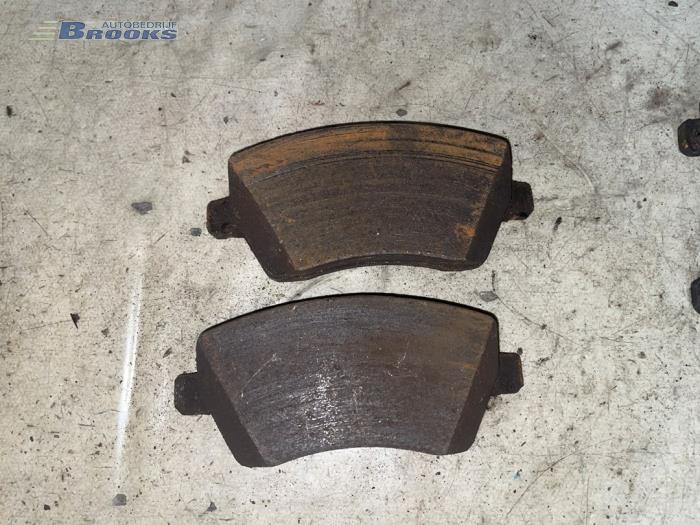 Front brake pad from a Renault Clio III (BR/CR) 1.2 16V TCe 100 2007