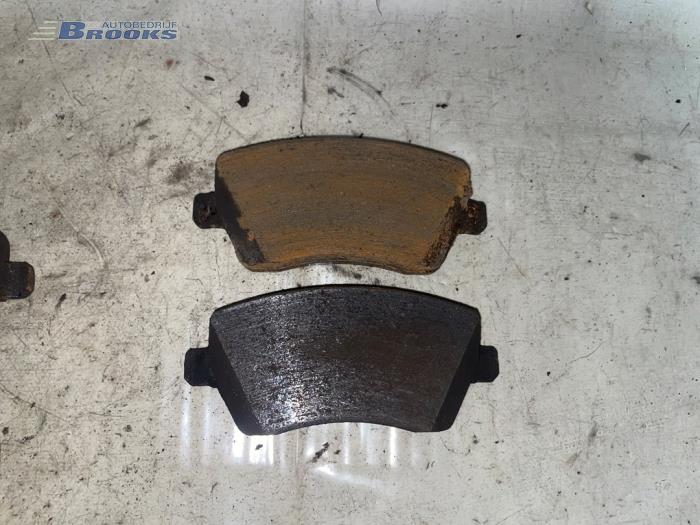 Front brake pad from a Renault Clio III (BR/CR) 1.2 16V TCe 100 2007