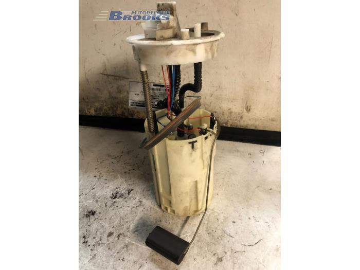 Electric fuel pump from a Peugeot Boxer (244) 2.8 HDi 127 2004