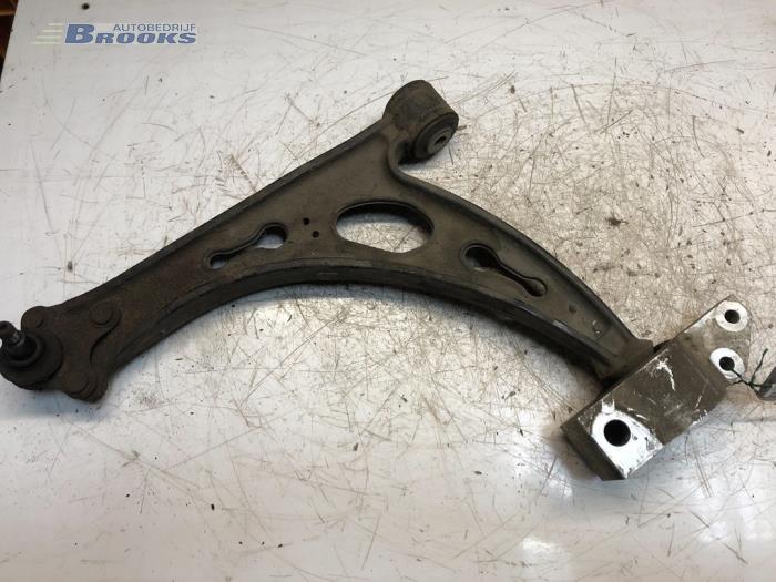 Front wishbone, left from a Seat Leon (1P1) 1.9 TDI 105 2007