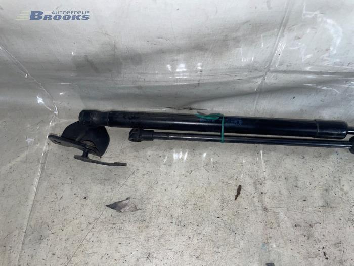 Set of tailgate gas struts from a Seat Leon (1P1) 1.9 TDI 105 2007
