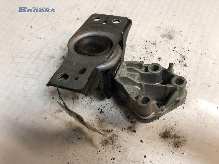 Used Engine mount Renault Clio III (BR/CR) 1.2 16V TCe 100 Price € 30,00 Margin scheme offered by Autobedrijf Brooks